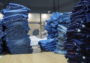 Xưởng May Quần Jean Theo Yêu Cầu Tại TP.HCM – Nhận Gia Công Số Lượng Lớn, Giá Tận Xưởng